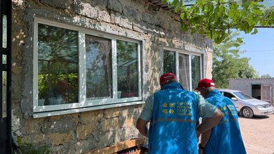 Інженери проєкту оглядають будинок після ремонту