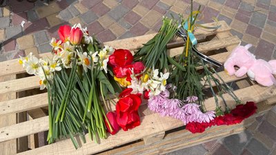 У житловому будинку в Одесі продовжують розбирати завали від ракетного удару У житловому будинку в Одесі продовжують розбирати завали від ракетного удару