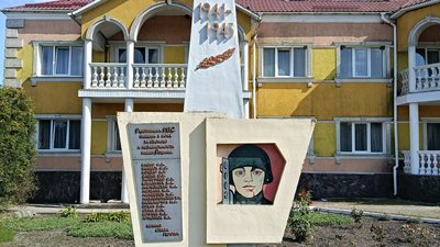 Радянсько-російський обеліск у селищі Білогір’я по вулиці Миру