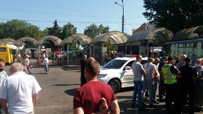 Перевізники Рівненщини їдуть у "червону" карантинну зону. Їх не пускає поліція Перевізники Рівненщини їдуть у "червону" карантинну зону. Їх не пускає поліція