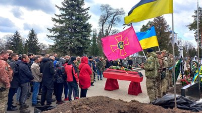 У Сумах поховали Дениса Харлашка, який віддав життя за Україну У Сумах поховали Дениса Харлашка, який віддав життя за Україну