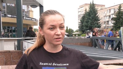 Берці з кульками принесли рідні зниклих безвісти та полонених у центр Рівного Берці з кульками принесли рідні зниклих безвісти та полонених у центр Рівного