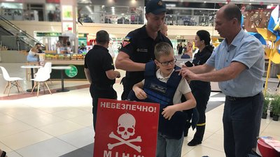 Учасник навчань Віталій Павук одягає бронежилет