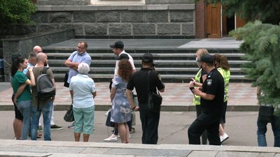У Рівному вкладники недобудів оголосили голодування під мерією У Рівному вкладники недобудів оголосили голодування під мерією