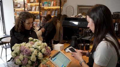 "Їж. Пий.Читай. Кохай": у Ніжині відкрили першу кав’ярню-книгарню