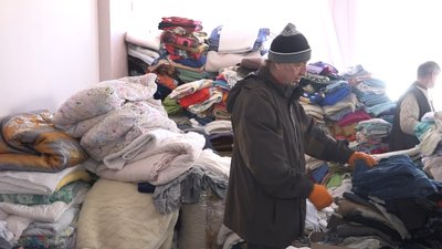 У Житомирі кілька тисяч людей отримали допомогу у гуманітарному штабі при міському палаці культури У Житомирі кілька тисяч людей отримали допомогу у гуманітарному штабі при міському палаці культури