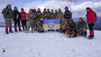 До Дня добровольця прикарпатські та закарпатські бійці ЗСУ піднялися на Говерлу До Дня добровольця прикарпатські та закарпатські бійці ЗСУ піднялися на Говерлу