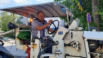 На вулиці Театральній у Житомирі готують дорожнє покриття до асфальтування На вулиці Театральній у Житомирі готують дорожнє покриття до асфальтування