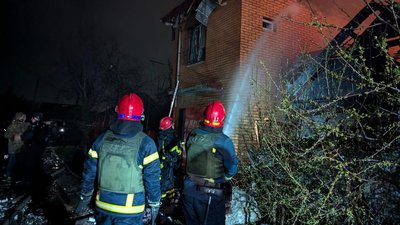Внаслідок дронової атаки на Кривий Ріг виникли пожежі. Є жертви Внаслідок дронової атаки на Кривий Ріг виникли пожежі. Є жертви