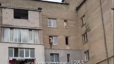 Ліз у вікно: на Рівненщині чоловік застряг на висоті 3-го поверху