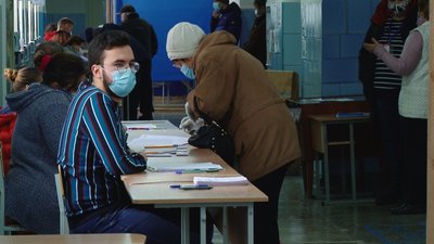 Дві дільниці в одній школі: як працювала полтавська ДВК під час повторного голосування