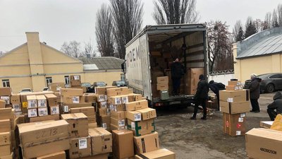 Контрабанду брендових товарів під виглядом штучних ялинок викрили на "Ягодині"