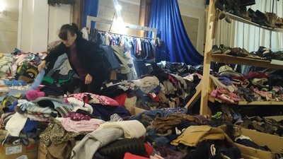 Півтори сотні переселенців щодня: як працює один із волонтерських центрів в Ковелі на Волині