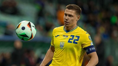Футболіст Микола Матвієнко в статусі капітана збірної України проти Ісландії.