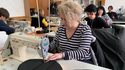 У Франківську студенти та викладачі Інституту мистецтв шиють спальні мішки для українських воїнів У Франківську студенти та викладачі Інституту мистецтв шиють спальні мішки для українських воїнів