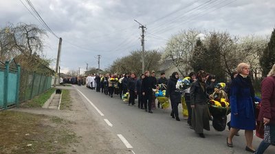 У Ямниці на Івано-Франківщині понад тисяча людей прийшли попрощатися із загиблим воїном У Ямниці на Івано-Франківщині понад тисяча людей прийшли попрощатися із загиблим воїном