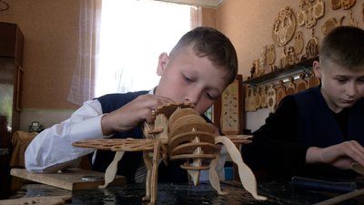 Діти вчаться робити вироби з дерева Діти вчаться робити вироби з дерева