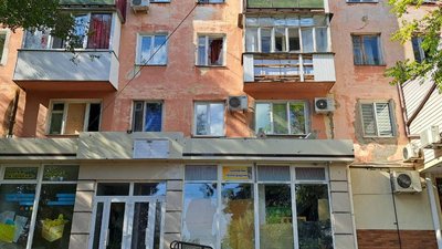 Російська армія обстріляла Херсон: поранений чоловік