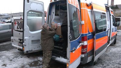 За плечима тисячі кілометрів прифронтових доріг: історія лучанки, яка привозить додому тіла загиблих бійців За плечима тисячі кілометрів прифронтових доріг: історія лучанки, яка привозить додому тіла загиблих бійців