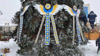 Янголи та різдвяні зірки: у Луцьку комунальники почали прикрашати головні ялинки міста Янголи та різдвяні зірки: у Луцьку комунальники почали прикрашати головні ялинки міста