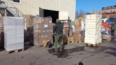 180 тонн речей для українців передали з різних країн 180 тонн речей для українців передали з різних країн