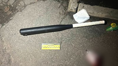 У Рівному чоловік посеред вулиці побив битою жінку на очах у сина. Що відомо про інцидент