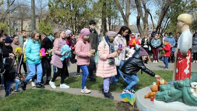 У Білгороді-Дністровському вшанували пам'ять загиблих під час війни дітей У Білгороді-Дністровському вшанували пам'ять загиблих під час війни дітей
