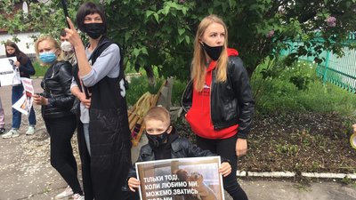 На Житомирщині зоозахисники протестували під судом, де розглядають справу про катування тварин На Житомирщині зоозахисники протестували під судом, де розглядають справу про катування тварин