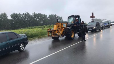 На Львівщині люди перекривають дорогу Сокаль-Червоноград
