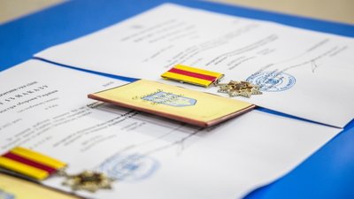 "За сприяння Збройним силам України": троє жителів Дніпропетровщини отримали відзнаки від Міноборони