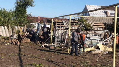 Кропивничани вивозять уламки та вкривають будинки. Третій день після смерчу Кропивничани вивозять уламки та вкривають будинки. Третій день після смерчу