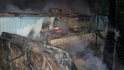 Село Волфине на Білопільщині обстріляли російські військові: один будинок згорів Село Волфине на Білопільщині обстріляли російські військові: один будинок згорів