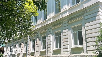 Адміністративний будинок у Полтаві зведений у стилі зрілого класицизму Адміністративний будинок у Полтаві зведений у стилі зрілого класицизму