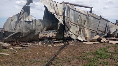 Воюють із запасами харчів для худоби та могилами на цвинтарі: наслідки обстрілів Миропілля на Сумщині з боку РФ Воюють із запасами харчів для худоби та могилами на цвинтарі: наслідки обстрілів Миропілля на Сумщині з боку РФ