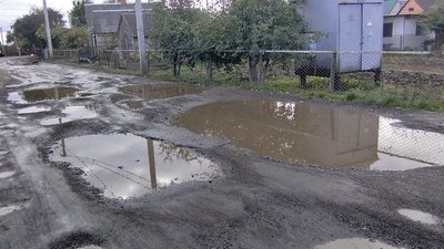 "Скоро ями будуть по пояс": мешканці мікрорайону в Луцьку скаржаться на погану дорогу "Скоро ями будуть по пояс": мешканці мікрорайону в Луцьку скаржаться на погану дорогу