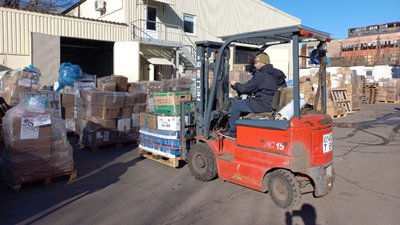 У Полтаві сортують гуманітарну допомогу з-за кордону У Полтаві сортують гуманітарну допомогу з-за кордону