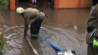 У п’яти районах Харкова рятувальники відкачують воду з подвір’їв приватних будинків У п’яти районах Харкова рятувальники відкачують воду з подвір’їв приватних будинків