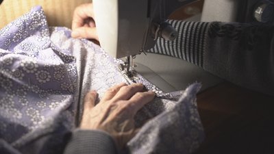 Вінничанка шиє спідню білизну для оборонців Вінничанка шиє спідню білизну для оборонців