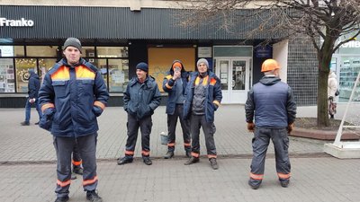 Івано-франківські комунальники почали прикрашати місто до новорічних свят Івано-франківські комунальники почали прикрашати місто до новорічних свят