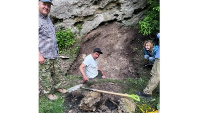 Археологи та студенти під час розкопок поблизу скельного масиву, Хмельничина