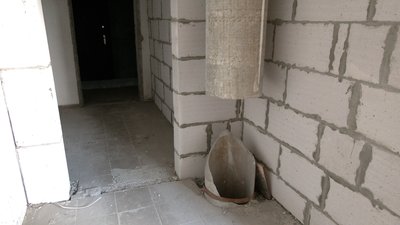 Пошкоджений сміттєпровід внаслідок бомбардування будинку на Чорновола в Чернігові Пошкоджений сміттєпровід внаслідок бомбардування будинку на Чорновола в Чернігові