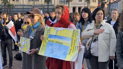 "Сьогодні я українець": у Батумі провели акцію на підтримку України "Сьогодні я українець": у Батумі провели акцію на підтримку України