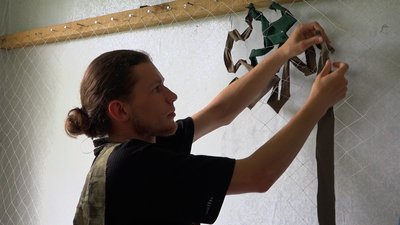 Маскування для військових: в Мені волонтери сплели понад 20 сіток Маскування для військових: в Мені волонтери сплели понад 20 сіток