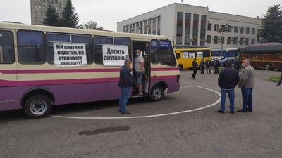 "Це вже крик душі": перевізники зігнали автобуси під Рівненську ОДА