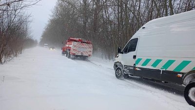 За добу рятувальники вивільнили зі снігу 219 автомобілів За добу рятувальники вивільнили зі снігу 219 автомобілів