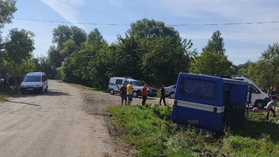 На Львівщині автобус з пасажирами з’їхав у кювет: семеро травмованих
