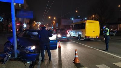 У Львові нетверезий водій в'їхав у електроопору неподалік пішохідного переходу