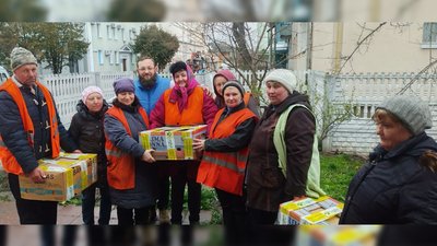 Отець Роман допомагає людям Отець Роман допомагає людям