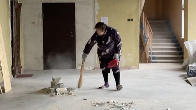 У Дніпрі жителі гуртожитку, в який війська РФ поцілили дроном, долають наслідки атаки У Дніпрі жителі гуртожитку, в який війська РФ поцілили дроном, долають наслідки атаки