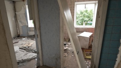 Зруйнована квартира Анни Зруйнована квартира Анни